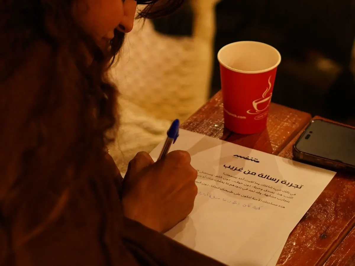أوراق مكتوبة بخط اليد في ضوء خافت