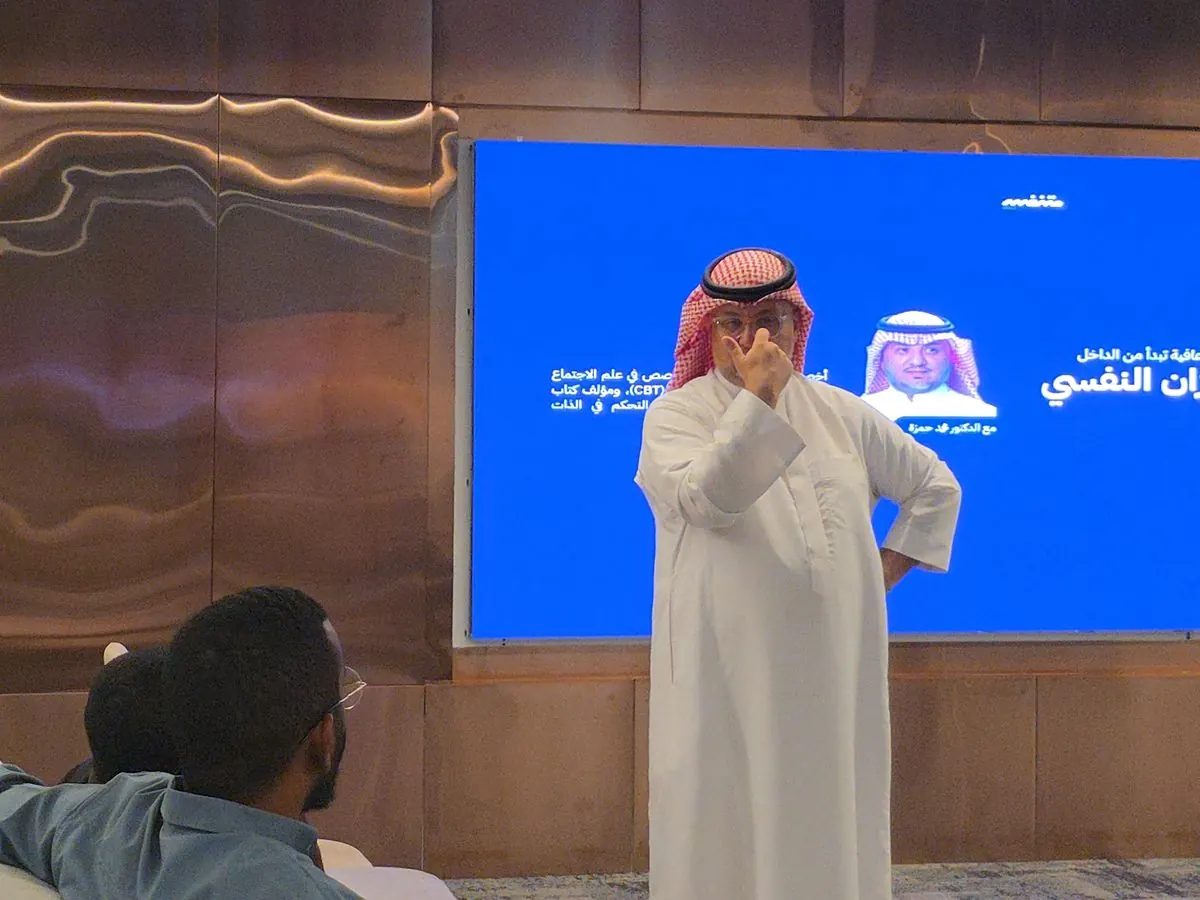 مجلس حواري هادئ في ضوء المساء