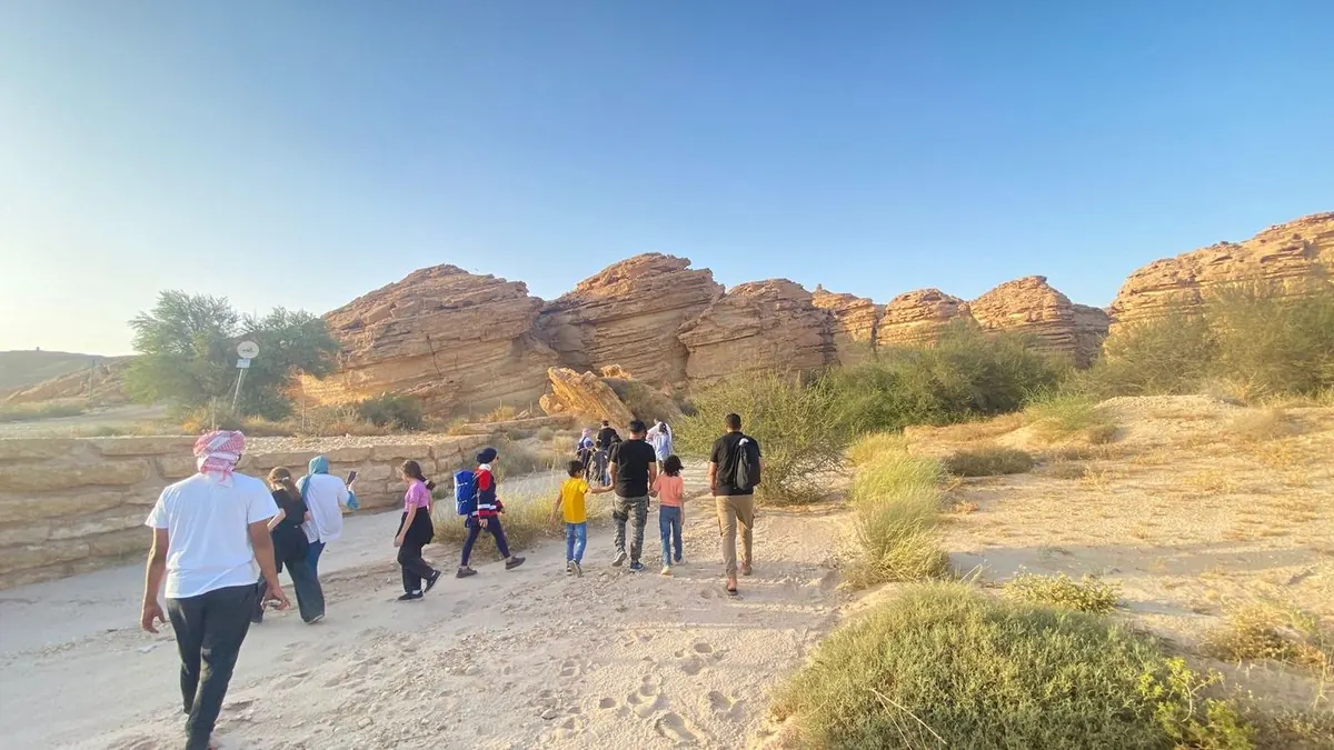 فريق يتأمل خريطة في مساحة مفتوحة